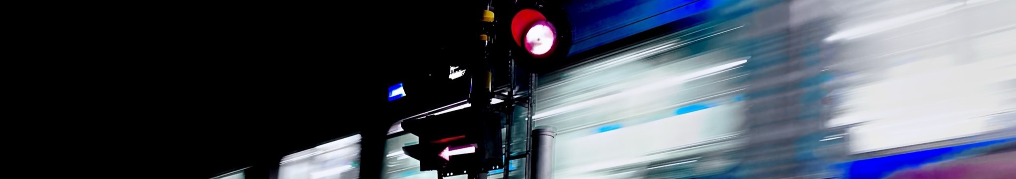 電車と踏切の画像